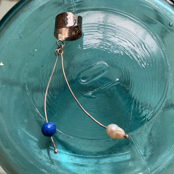 Silver hammered earclip with fresh water pearl and lapis beads - Picture 2 of 4